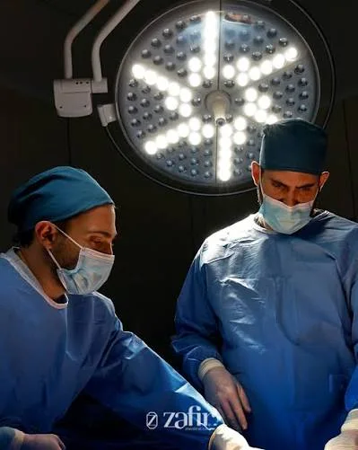 Equipo quirúrgico de Zafir Medical Center durante un procedimiento