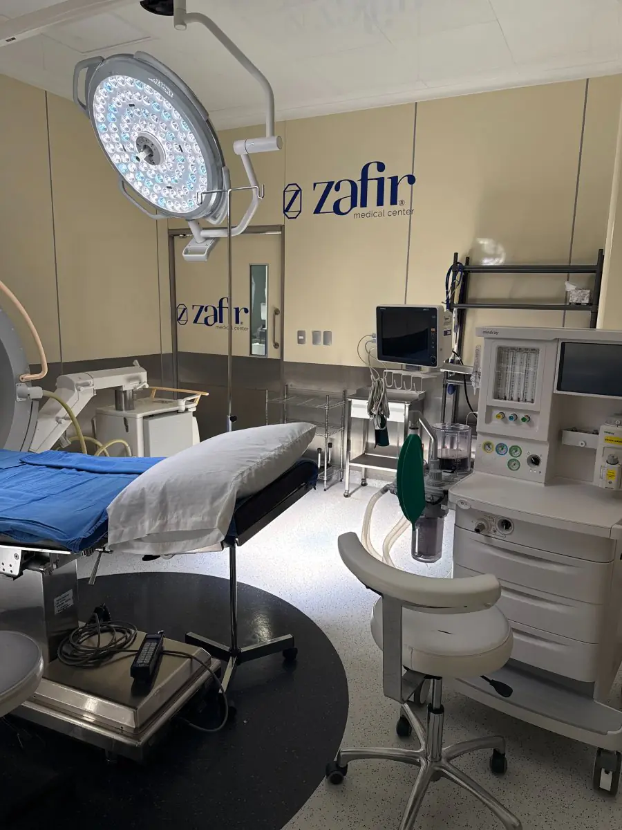 Quirófano de Zafir Medical Center con equipo de anestesia y lámpara quirúrgica